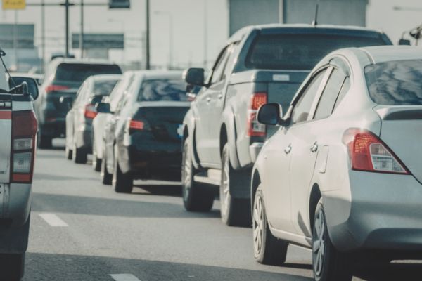 trânsito urbano e uso diário do carro na cidade causando desgaste do veículo