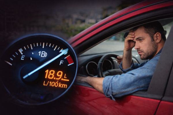 Motorista preocupado com carro gastando muito combustível e consumo alto no painel